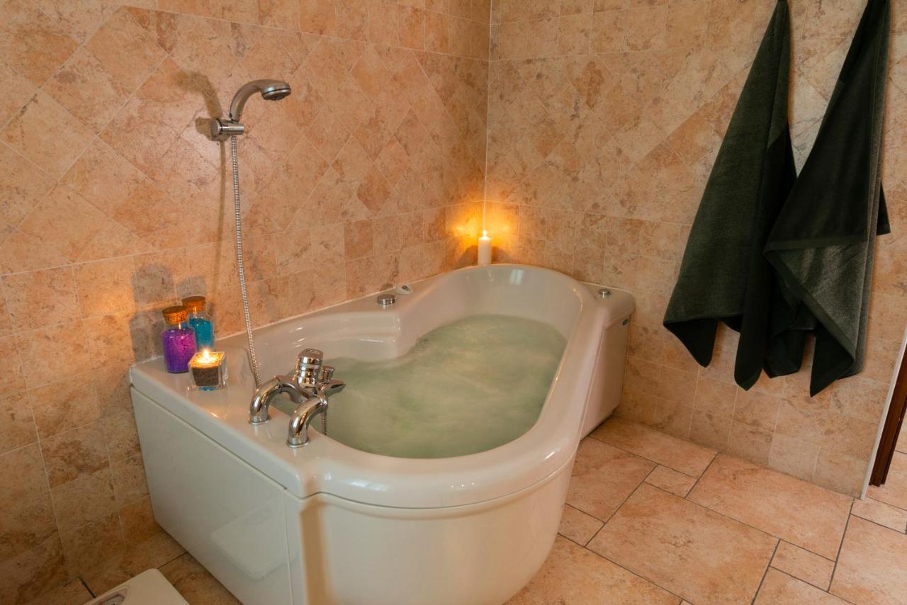 Villa Mara - Aosta - 200 Mq - Wifi - Jacuzzi - Parcheggio - Giardino Eksteriør billede